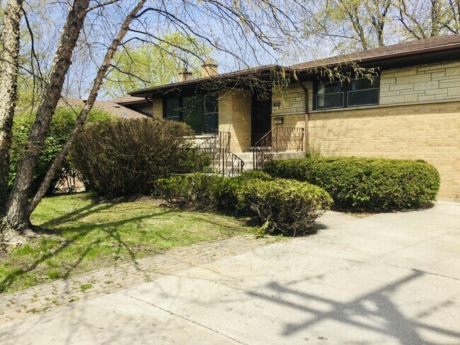 Building Photo - 2504 Old Glenview Rd