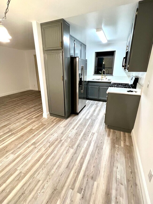 Building Photo - JUST LISTED!!AMAZING 2 BEDROOM CONDO!! PRI...
