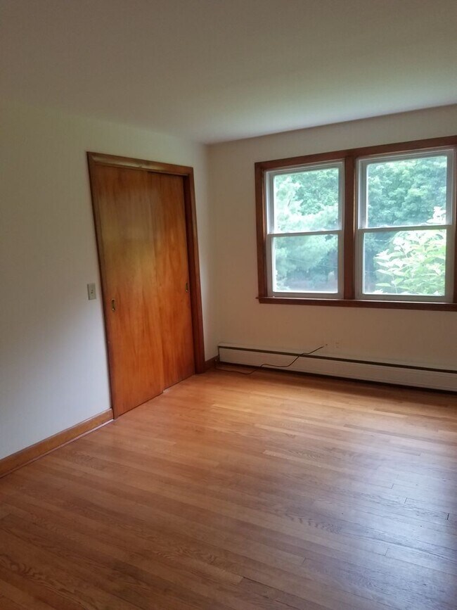 Foto del edificio - Available in Simsbury