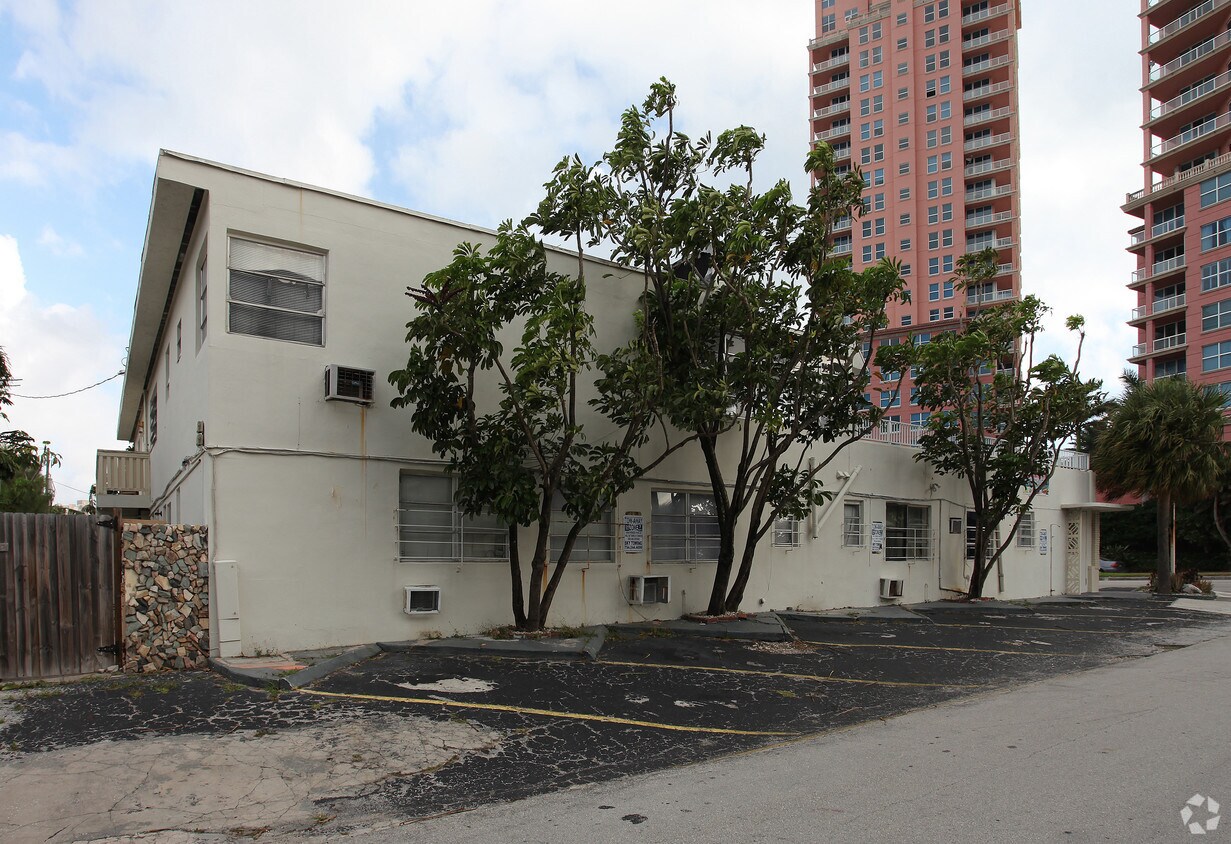 Building Photo - Fort Lauderdale Beach Hostel
