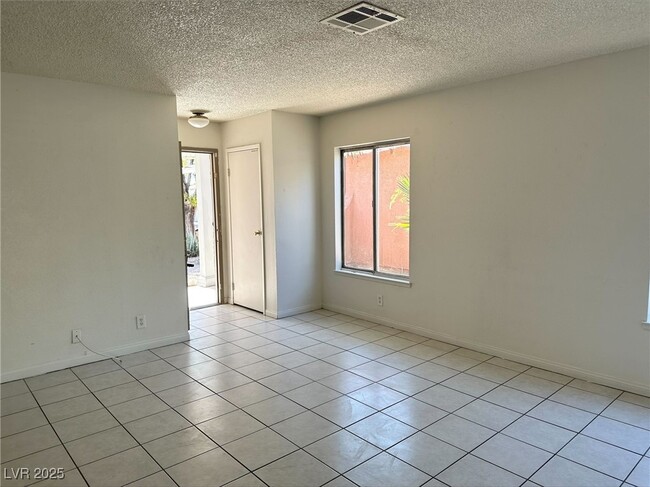 Foto del edificio - 5436 Burkshire Dr