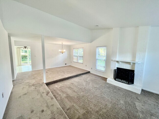 Building Photo - Fantastic 3 Bed 2 Bath Home Sitting On A S...