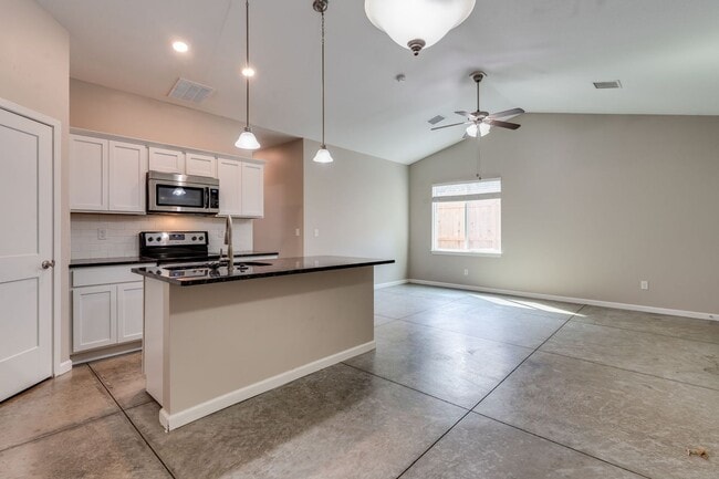 Foto del edificio - Beautiful Three Bedroom, Two Bathroom