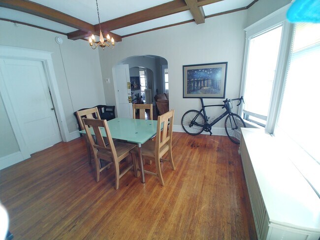 Comedor - 2024 Grand Ave S