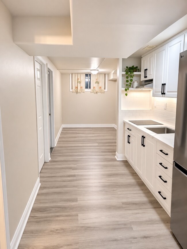 Building Photo - 118 Crystalview Cres