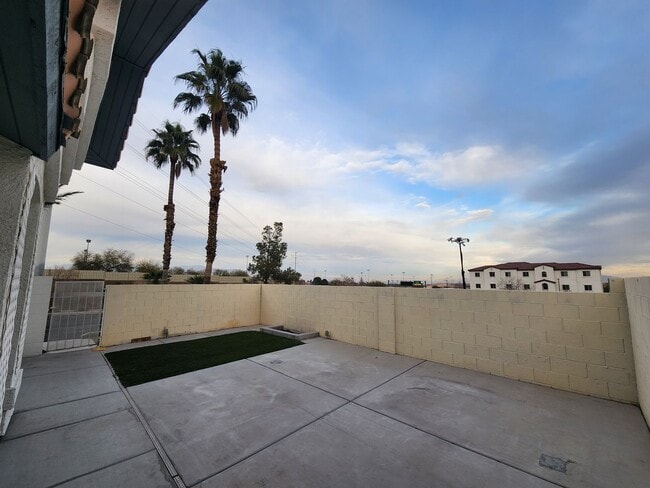 Building Photo - Modern Comfort in the Heart of Summerlin!