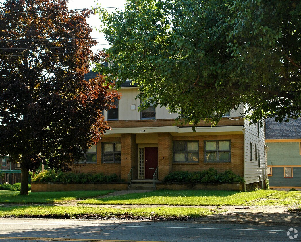 Building Photo - 1239 Elm St