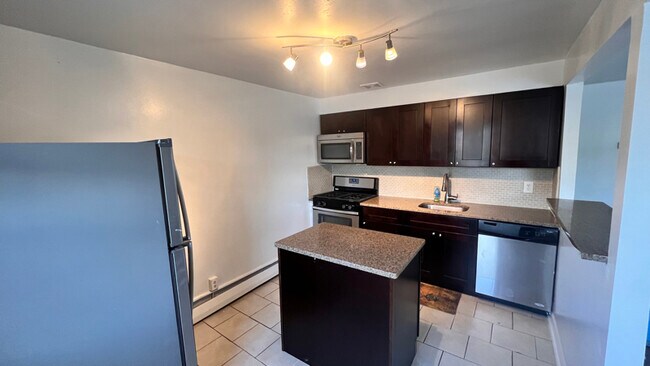 Building Photo - 1332 Faunce St