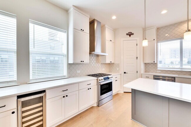 Foto del edificio - 4500 Freedom Dr