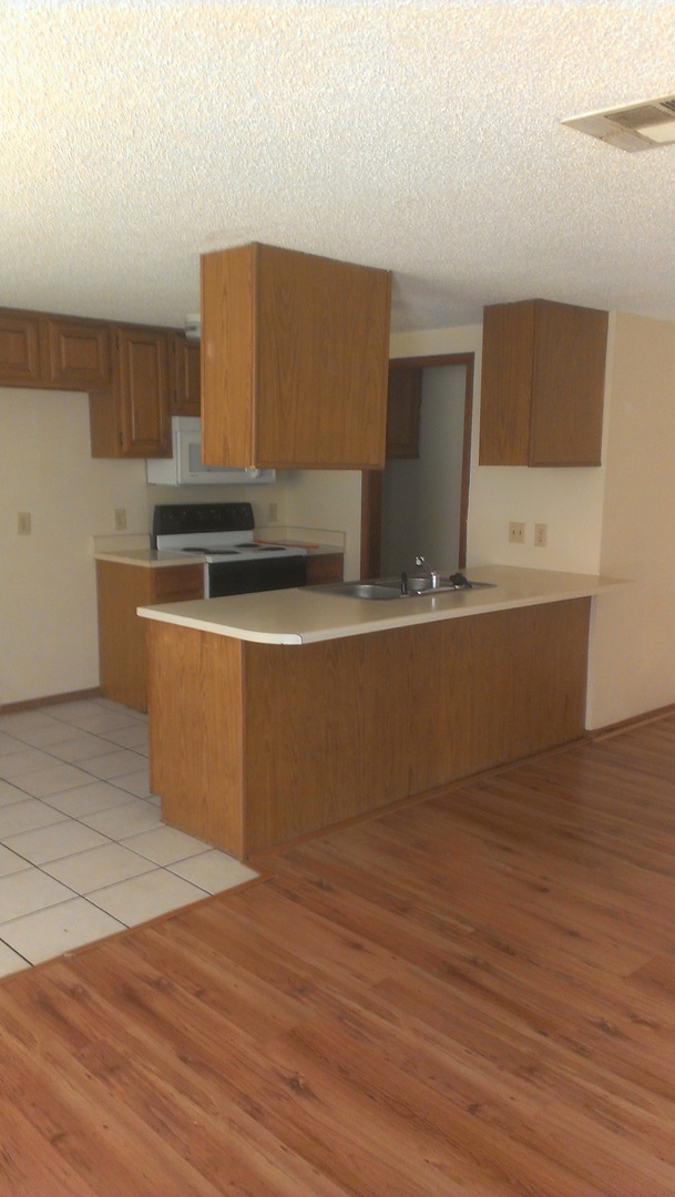 Building Photo - 3 bed, 2 bath with a 2 car garage home in ...