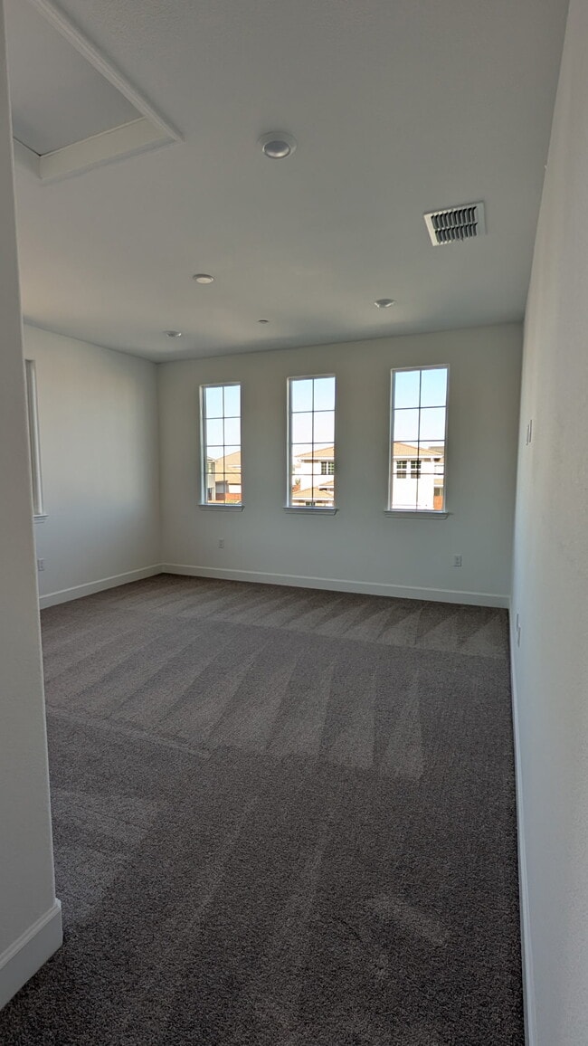 Loft ($200 extra) - 1550 Hurst St