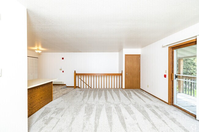 Apartamento en planta alta de 2 dormitorios y 1 baño - 989 pies cuadrados - Sala de estar - Coldspring Manor
