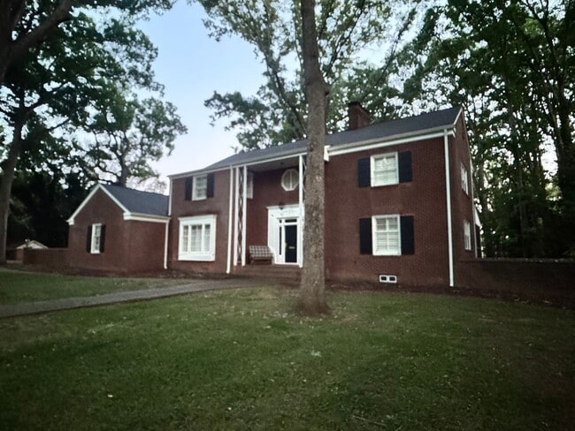 Building Photo - 906 Crescent Cir