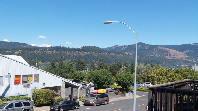 Building Photo - Townhouse for Rent Downtown Hood River