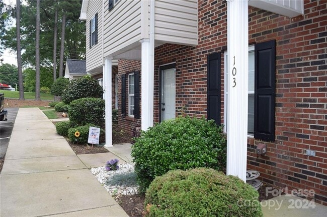 Building Photo - Fully furnished 2 bedroom, 1.5 bath townho...