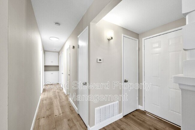Building Photo - 4236 W Oak Ave