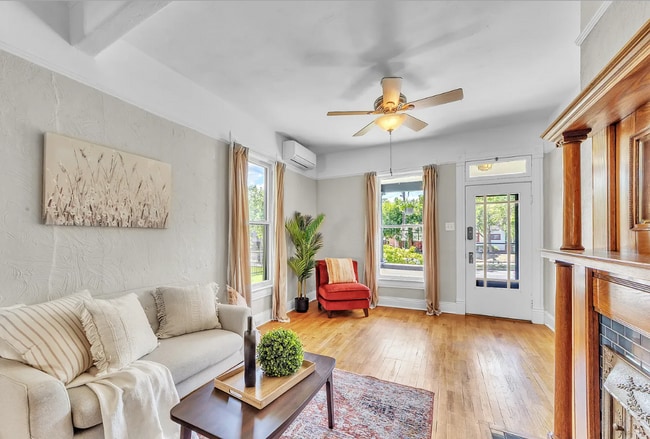 Foto del edificio - MOVE IN SPECIAL! Beautiful 5 Bedroom Home with Lots of Natural Light