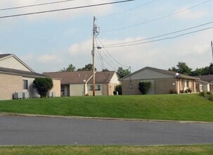 Building Photo - 702 Maple View Dr