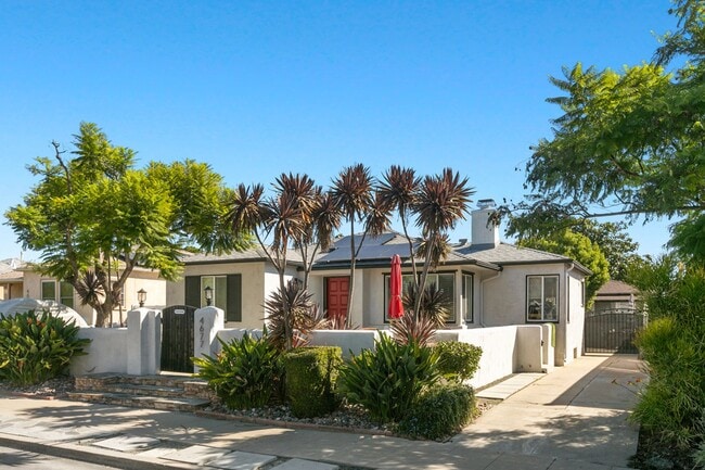 Building Photo - Spacious Talmadge Home WITH POOL!