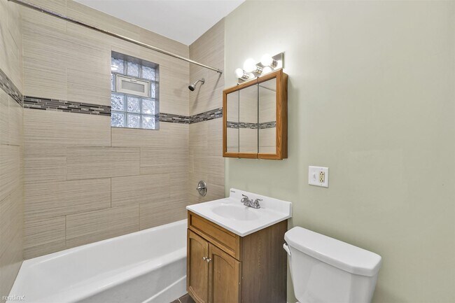 Foto del edificio - 3 br, 1 bath  - 4811 S Prairie Ave 2