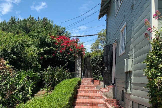Entrada al apartamento y de la puerta lateral - 2142 Baxter St