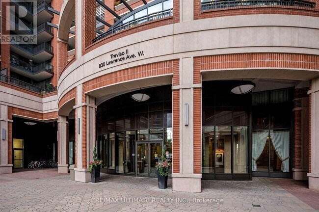Photo du bâtiment - 830 Lawrence Ave W