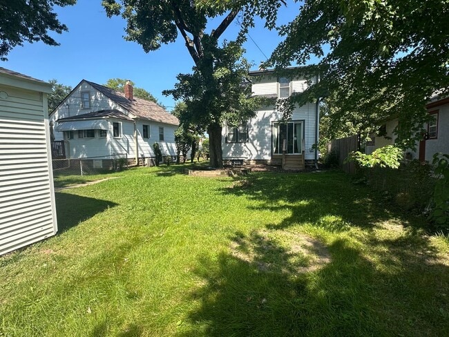 Building Photo - Newly Remodeled, Large 2 Bedroom Single Fa...