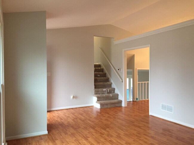 Building Photo - 1010 Forest Ln