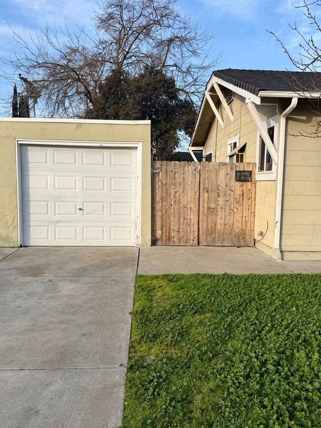 Building Photo - 2 Bed 1 Bath w/ garage & laundry