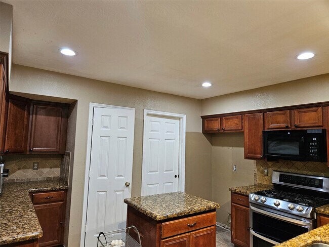 Foto del edificio - 8807 Vista Springs Dr