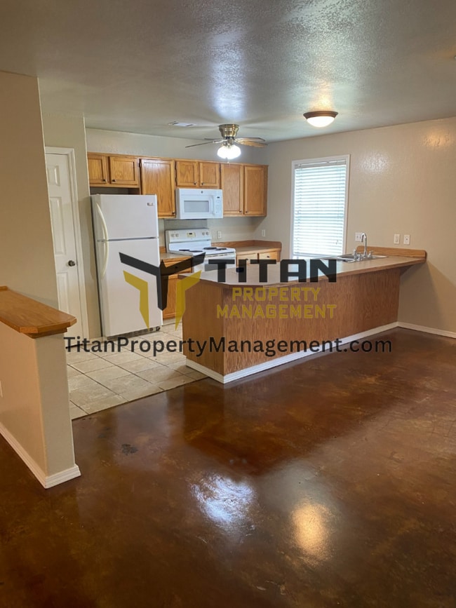 Building Photo - 3b/2b house