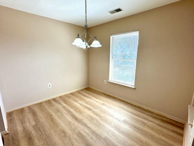 Building Photo - Spacious one bedroom condo located in the summer ridge community!