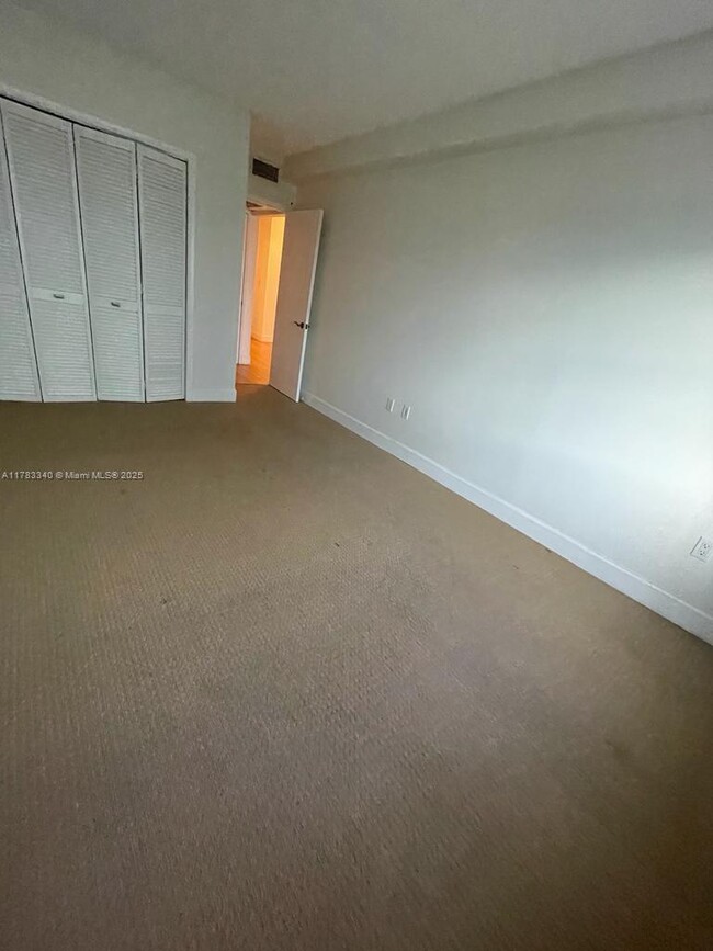 Building Photo - 400 Kings Point Dr