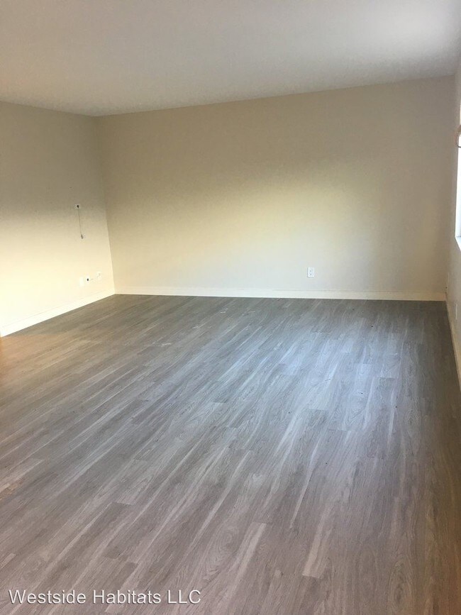 Building Photo - 311 S Doheny Dr