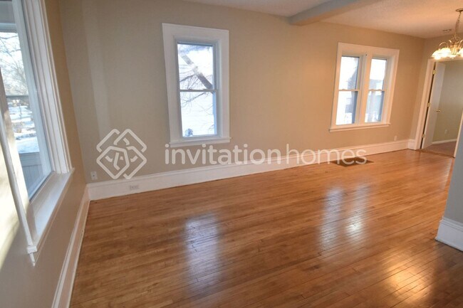 Building Photo - 4728 5th Ave S