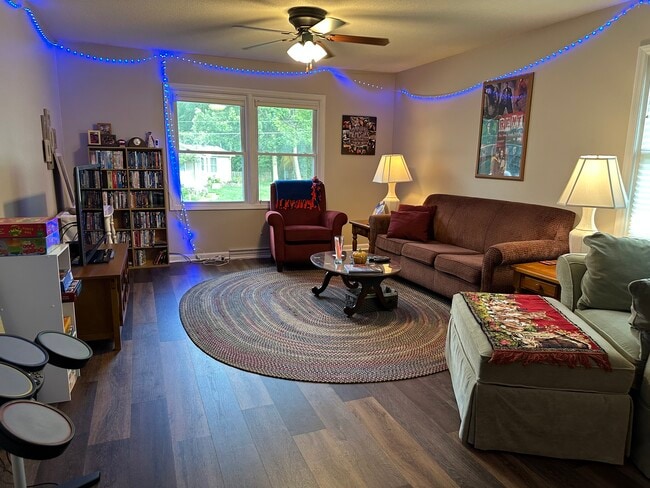 Foto del edificio - 710 E Main St