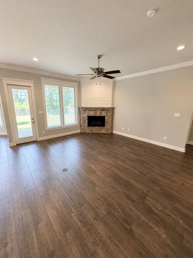 Foto del edificio - Forest Hills Subdivision!