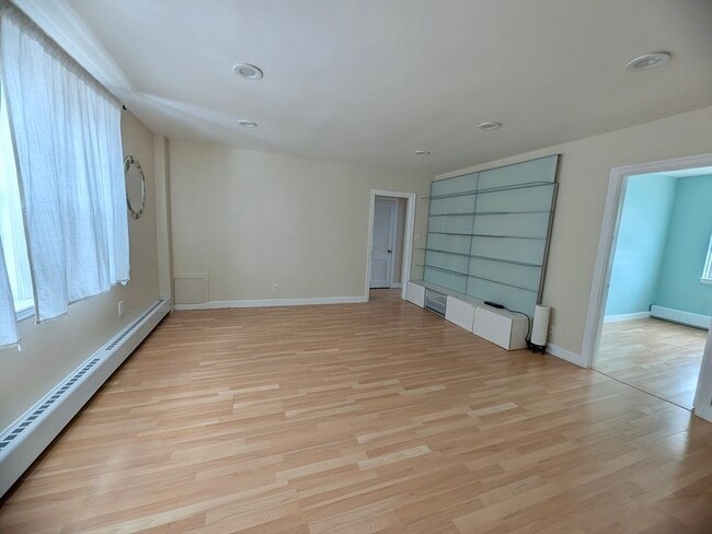 Foto del edificio - 17 Hammond Pond Pkwy