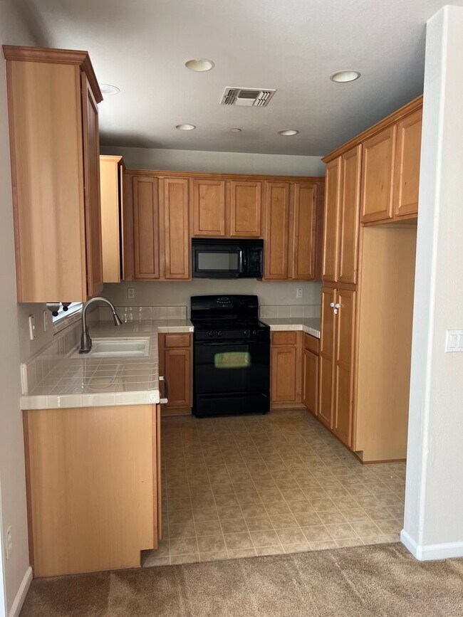 Foto del edificio - Low-Maintenance 3BR/3BA Home in Elk Grove – Walking Distance to Shops & Restaurants