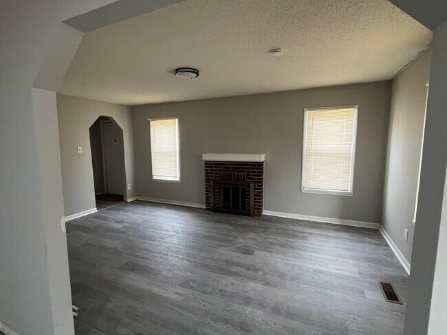 Foto del edificio - "Charming 3-Bed, 1 bath Retreat with Beautiful Floors on Laura Avenue!"