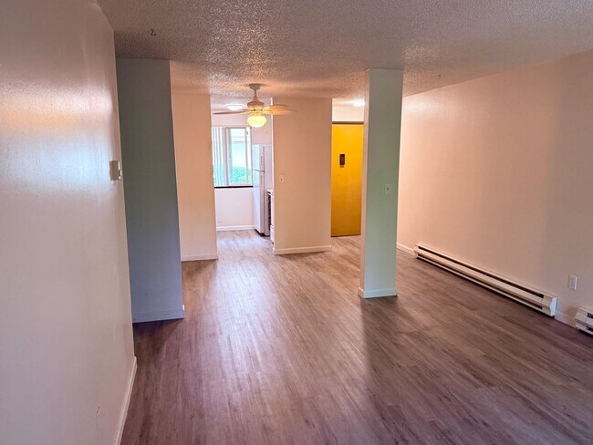 Foto del edificio - Single level top floor 2 bed Flat w/nice sized deck