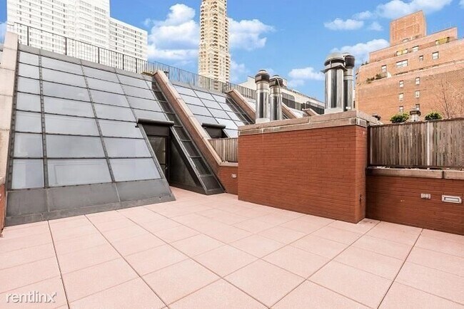 Building Photo - 2 br, 2 bath Townhome - 228 East 67 Street