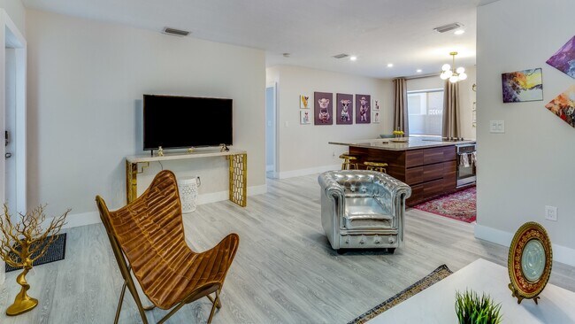Foto del edificio - 436 NE 72nd St