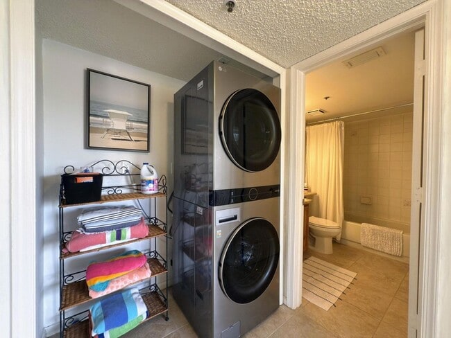 Building Photo - 700 Uno Lago Dr