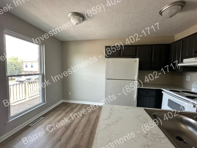 Foto del edificio - 2-Bed 1.5-Bath Townhome!