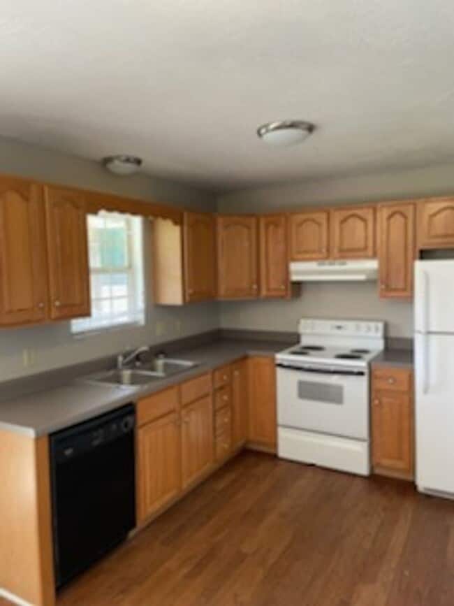 Building Photo - Charming 3 BD 2 BA Home!