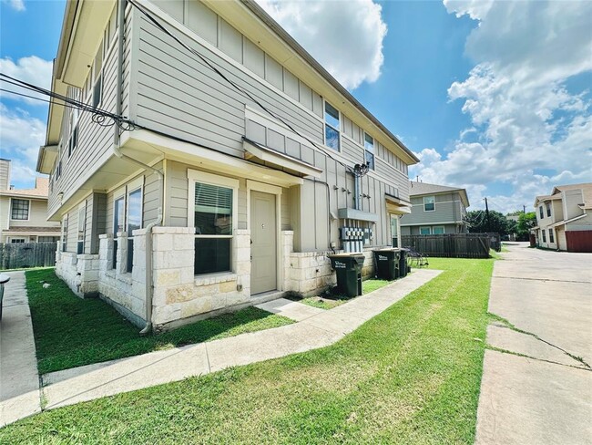 Building Photo - 2216 Creekside Ln