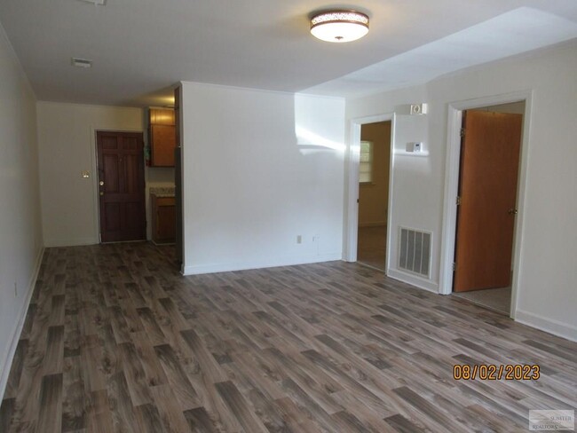 Building Photo - 326 W Hampton Ave