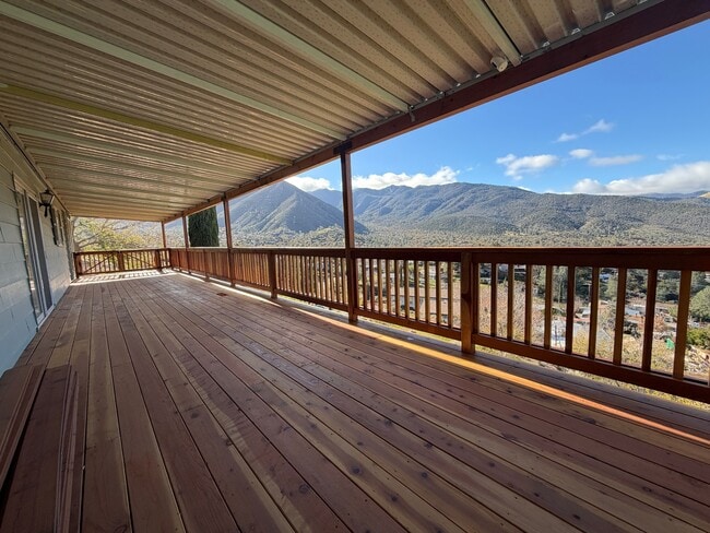 Foto del edificio - 121 Larch Ct