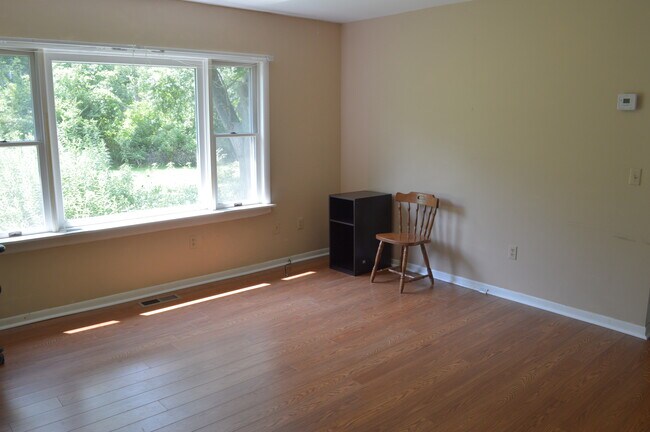 Building Photo - 203 Pine Tree Rd